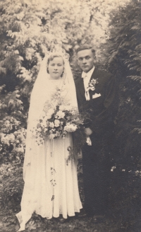 Rodiče pamětnice Evženie roz. Bartošová a Mikuláš Liščinka na svatební fotografii, Maršíkov, 1947