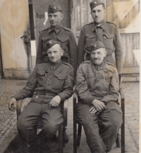 Dědeček pamětnice Antonín Bartoš (první zleva dole), cca 1945