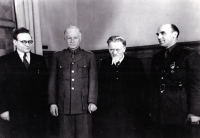 Zleva tajemník Nejvyššího sovětu Alexandr Gorkin, Ludvík Svoboda, Michail I. Kalinin, Heliodor Píka. Píka i Svoboda jsou ještě v plukovnických hodnostech. Foto pochází z dubna 1943, kdy byl Svobodovi v Moskvě udělen Leninův řád za boje u Sokolova. Autor popisku: Zdenko Maršálek, Ústav pro soudobé dějiny AV ČR
