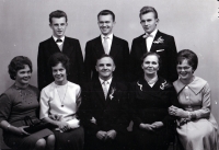 Rodinná fotografie z roku 1963. Nahoře zleva bratři Bohumír, Karel a Jan. Dole zleva sestry Alexandra, Marie, otec Matěj, matka Anna a sestra Milada