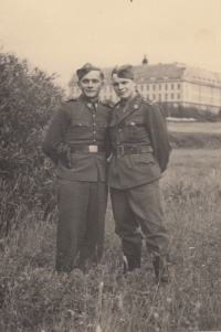 Otec pamětnice Mikuláš Liščinka (vlevo), cca 1945