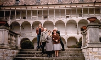 Doris Broulová na zámku Opočno s přáteli ze Švýcarska, jaro 1985