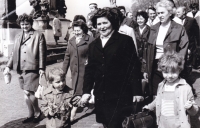 Leopoldina Čermáková s vnoučaty v prvomájovém průvodu v Mnichově Hradišti, 1976