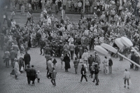 1988 Pavel Záleský vláčený příslušníky SNB / shromáždění za propuštění Augustina Navrátila z psychiatrické léčebny / Olomouc, Komentář pamětníka: „Ten pán s taškou přede mnou je můj taťka. Křičel na mě, ať jim nic nedělám. Odpověděl jsem, že já jim nic nedělám, ale oni mně!“ / foto Oldřicha Kučery