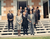 Jana Novotná (ve 2. řadě) coby kulturní atašé s Alexandrem Dubčekem v Madridu, 1990