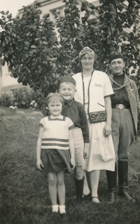 Počátky cvičení v Sokole, s bratrem a rodiči, 1933