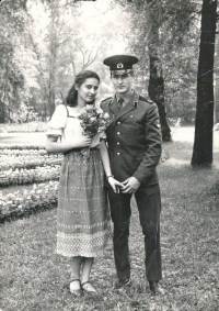 Natália Gach navštěvuje Alexandra Kozlova během jeho vojenské služby, Kyjev, 1981.