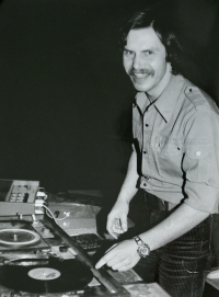 DJ Zdeněk Raboch (pravděpodobně plzeňský klub Dominik, začátek 70. let)