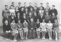 Ondřej Čapek (třetí zleva v horní řadě) na maturitní fotografii (1964)