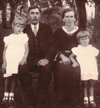 Rodina Švecova, Emílie vpravo, Ludmila vlevo. Fotografováno u příležitosti odjezdu matčiny sestry Věry Touškové s manželem do Kanady, 1938