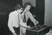 DJ Zdeněk Raboch (vlevo) a DJ Jiří Rožánek (jedna z prvních oldies diskoték, konec 70. let)