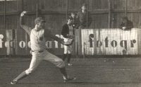 Ondřej Čapek při baseballovém zápasu (1972)