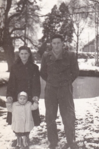 Leopoldina Čermáková s manželem a dcerou Venuší, Mimoň, 1951