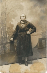 Anna Bartošová, roz. Fricová, babička Anny Strnadové, Volyň, Horodiště, nedatováno (odhadem 30. léta)