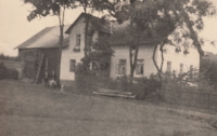 The photo shows the homestead of Elsa Reminger Markgraf in Dolní Hut before the removal