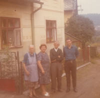 Nejdek 21. srpna 1968, zleva matka pamětnice, manželka zemřelého bratra, otec a bratranec Zdeňky Fučíkové 