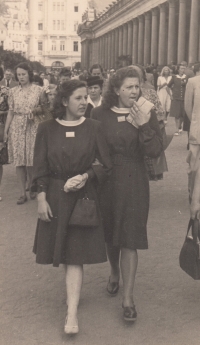 Zdeňka Fučíková se sestrou Helenou ve Františkových Lázních, 1947