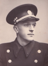 Tatínek František na absolventské fotografii z policejní školy v Liberci, 1938