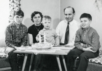 Rodinná fotografie. Zleva nejstarší syn Stanislav, Jarmila Chovancová, nejmladší dvouletý syn Tomáš, manžel Jan, syn Jan,  1971