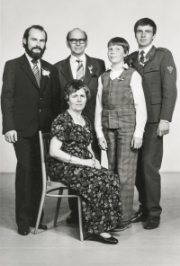 Rodinná fotografie ze svatby syna Stanislava. Zleva syn Stanislav, manžel Jan, nejmladší syn Tomáš, syn Jan ve vycházkové vojenské uniformě, sedící Jarmila Chovancová, 1980