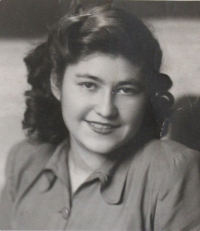 Jaroslava Nováková, snoubenka Aloise Dostála, v roce 1950