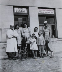 Před pekařstvím v roce 1940, rodina a lidé, kteří v pekařství vypomáhali. Zleva Alois Dostál, Marie Dostálová, syn Josef, Marie Vokřálová, dcera Marie, Bohuslav Prošek mladší, syn Alois, Bohuslav Prošek starší
