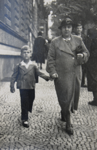 Zdeněk Bouček, Anna Boučková, Praha - Vinohrady, 1938 (první školní den pamětníka)