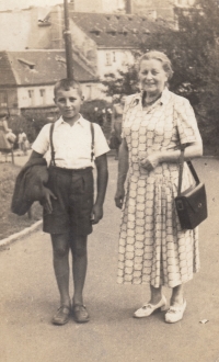 Bratr Josef Bubeník na prázdninách u tety Anežky Šálové, Praha – Braník, 1955