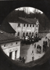 Vysídlení Poláci shromáždění v Jablunkově u tzv. Czytelni (budova katolicko-lidové čítárny). Zdroj: Archiv Slezské univerzity v Opavě, fond Mečislav Borák 