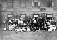 Horní řada čtvrtá zprava matka Gertruda Matušková s otcem Josefem Matuškou. První řada 13. zleva babička Anna Sládková, rozená Kostelníková, z Hati, nad ní děda Johann Sládek. Svatba třech sester Sládkových v Šilheřovicích, hospoda U Pacheho, 1921
