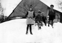 Zleva sestra Helena, bratr Erhard, Karel Matuška a bratr Emerich. Snímek z 10. dubna 1941