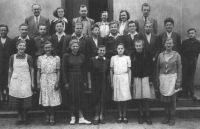 Marie Obrusníková (druhá zprava s copy) ve škole, Kobeřice, kolem roku 1950