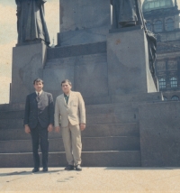 Petr Bubeník (na fotografii vlevo) s bratrancem Karlem Červenákem ze Zlatých Hor, při příležitosti návštěvy strýce Josefa, 1969