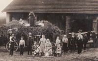 Dožínky na rodinném statku v roce 1935