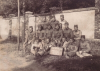 Petr Trčka (druhý zleva v prostřední řadě) na vojenském cvičení v Trnavě, 1928