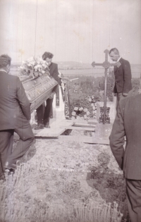 Synové František a Petr Trčkovi při pohřbu Petra Trčky na hřbitově ve Třebsku, 5. července 1965