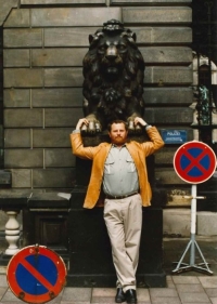 Břetislav Přech se lvem u hamburské radnice, 1985