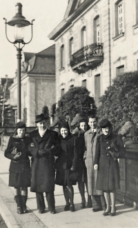 Procházka nuceně nasazených Češek a Čechů po městě, pamětnice třetí zleva, Bamberk, 1944