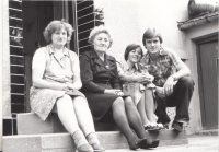 Zleva teta Marie, maminka Miloslava, pamětnice, bratr Josef, Žernovka 1976