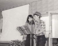 Koncert na plzeňských kolejích, Petr Škabrada a zpěvačka Ema, 90. léta