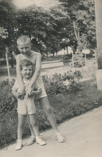 Bratři Viktor a Ivan Bialikovi, asi 1950