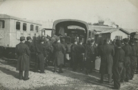 Odjezd do vlasti 10. dubna 1955 auty na nádraží v Kesongu