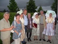 Foto (zleva): M. Hrabal, ukrajinská básnířka Halyna Kruk, lužickosrbský básník Benedikt Dyrlich, slovenský básník Ján Zámbor a ženy v krojích. Snímek je pořízen na ochozu Mikławšku v Budyšíně (Sasko). Rok 2009.