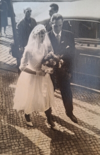 Tatínek Andrej vede Rozalie na její svatbě, 1962