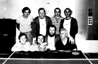 S kolegy Karlovarského symfonického orchestru při zápasu v ping pongu proti hercům Karlovarského městského divadla, 1976