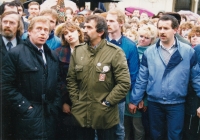 Václav Bartůšek provází Václava Havla na kolonádě v Mariánských Lázních, 1990