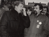 Václav Bartůšek provází Václava Havla na kolonádě v Mariánských Lázních, 1990