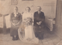 Maminčini rodiče - zprava děda Jan Černík, matka Marie a babička Anna Černíková, Býšť, 1937