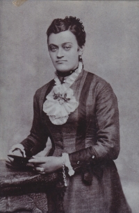 Jindřiška Henriette Tessauerová (nar. 17. 3. 1837), babička pamětnice, maminka otce Jana Weisze 