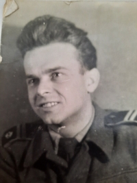 Manžel Zdeněk Zaviačič na vojně, 1958